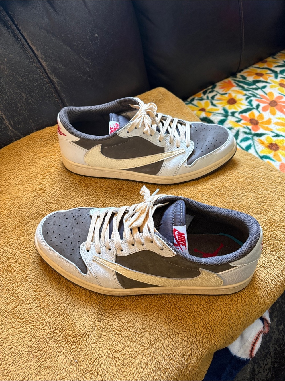 Travis scott Nike Low-Top Sneakers in Gray and Cream